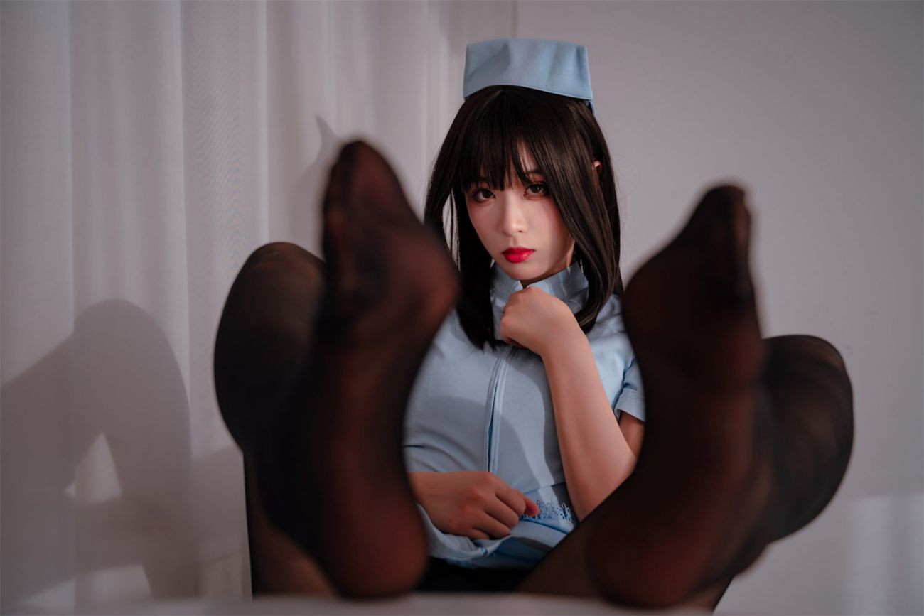 美女动漫博主轩萧学姐性感Cosplay写真蓝色护士 (5)