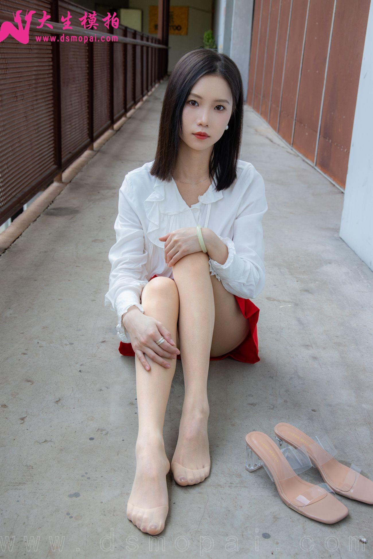 大生模拍大学生丝袜美脚私拍写真第No.274期小婵红色风情 (42)