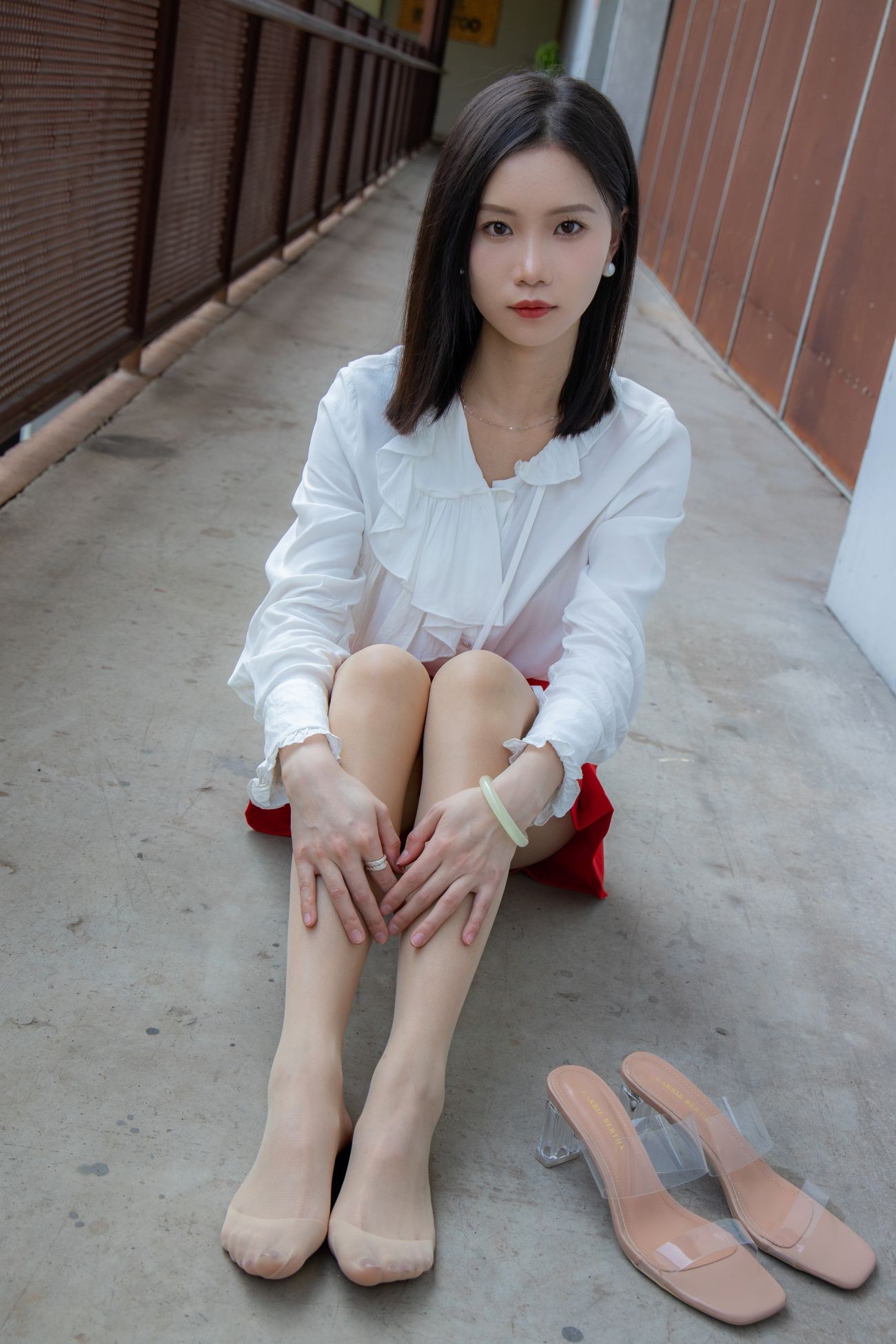 大生模拍大学生丝袜美脚私拍写真第No.274期小婵红色风情 (41)