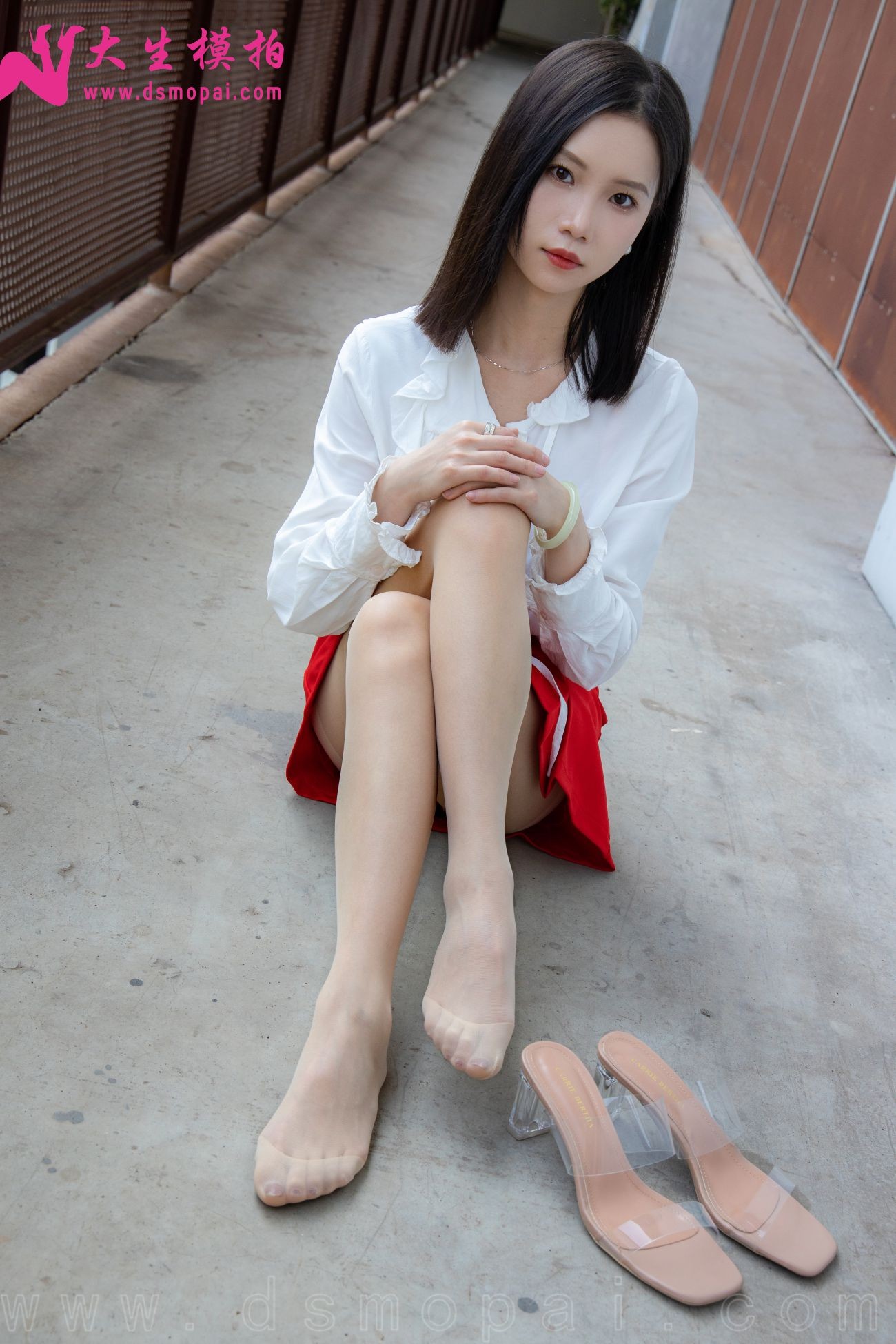 大生模拍大学生丝袜美脚私拍写真第No.274期小婵红色风情 (43)