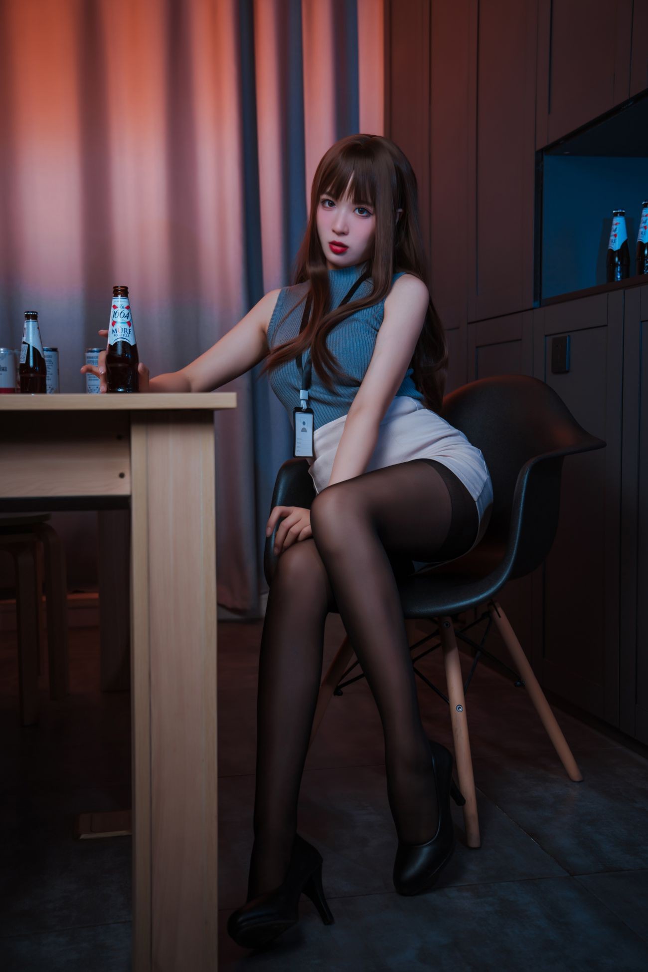 美女动漫博主轩萧学姐性感Cosplay写真微醺喝醉OL制服黑丝高跟 (6)