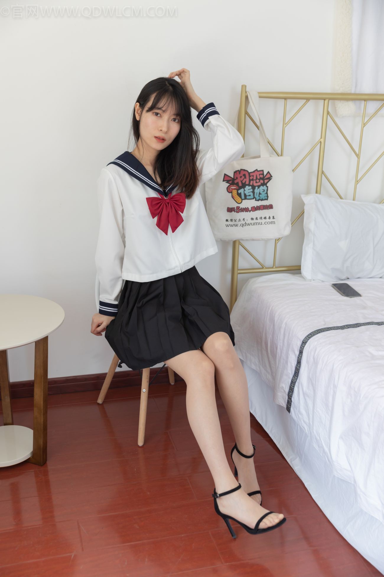 物恋传媒美少女丝袜美脚写真第No.1145期JK制服肉丝袜混搭风 (4)