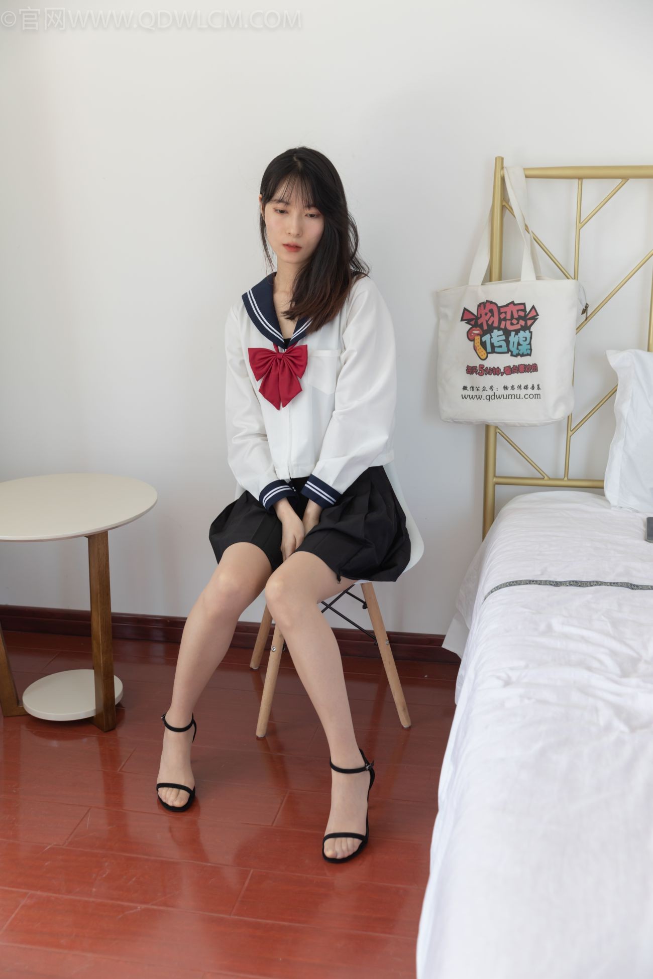 物恋传媒美少女丝袜美脚写真第No.1145期JK制服肉丝袜混搭风 (5)