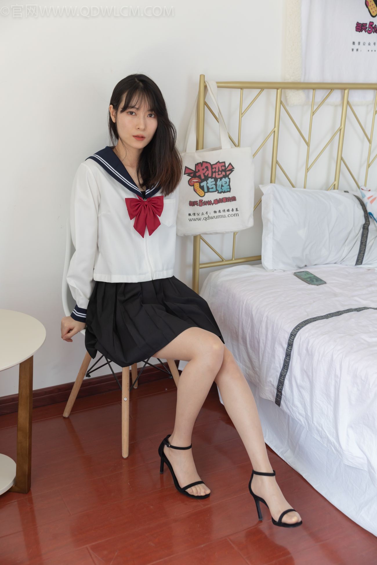 物恋传媒美少女丝袜美脚写真第No.1145期JK制服肉丝袜混搭风 (3)