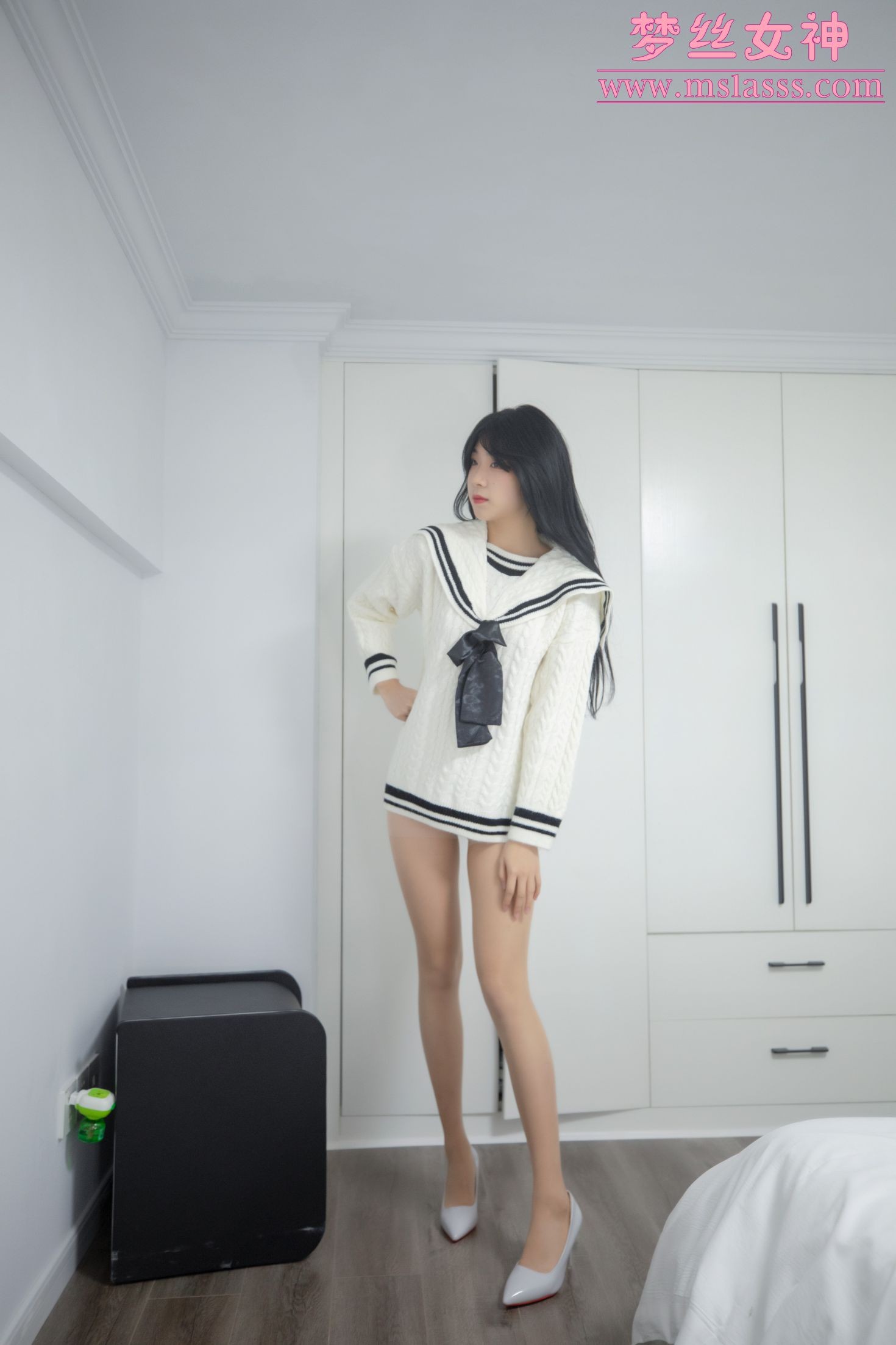 MSLASS梦丝女神少女丝袜美脚写真 韩飞儿 白衣大长腿 (2)