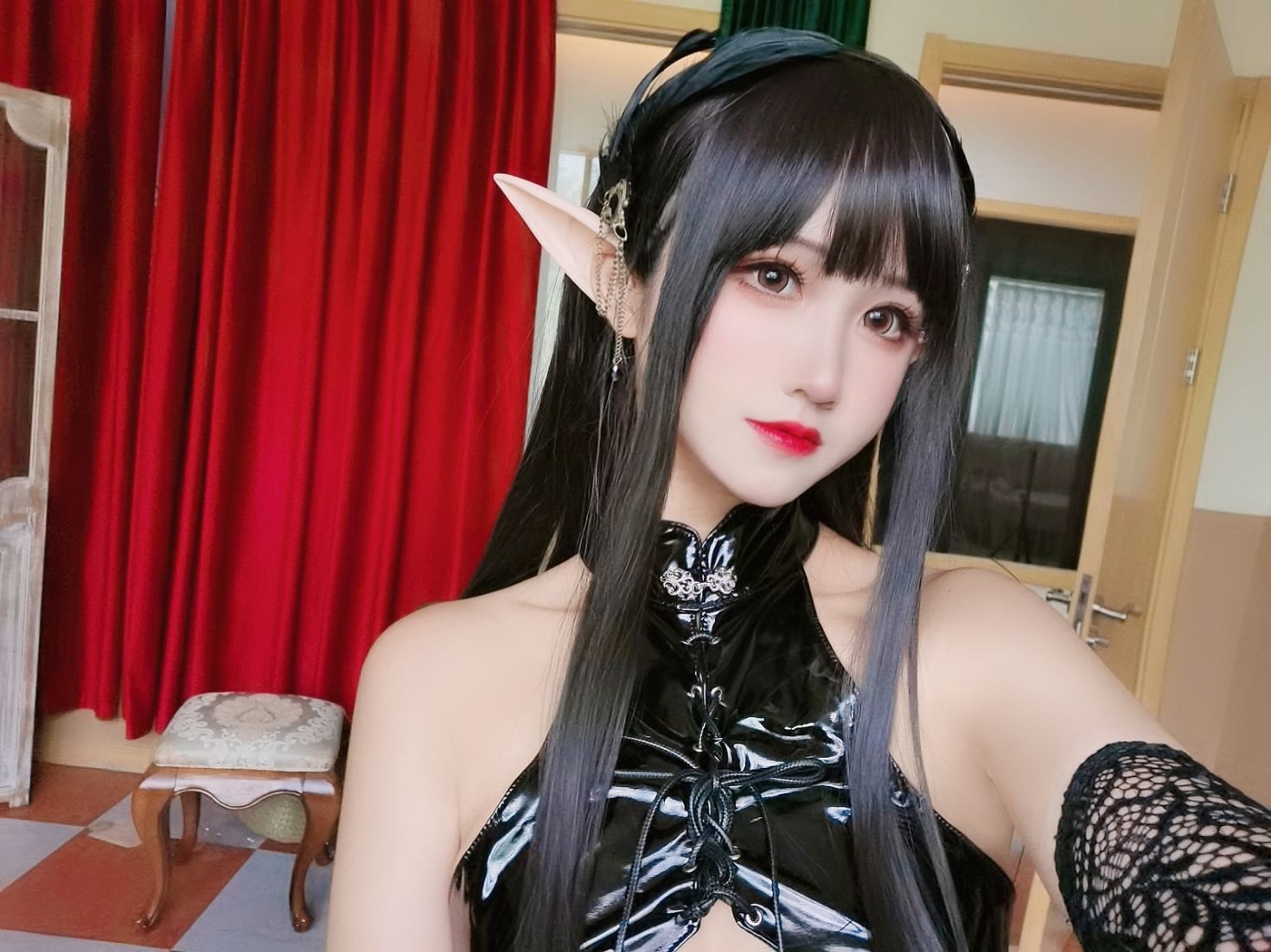 美女动漫博主三度69性感Cosplay写真黑旗袍 (41)