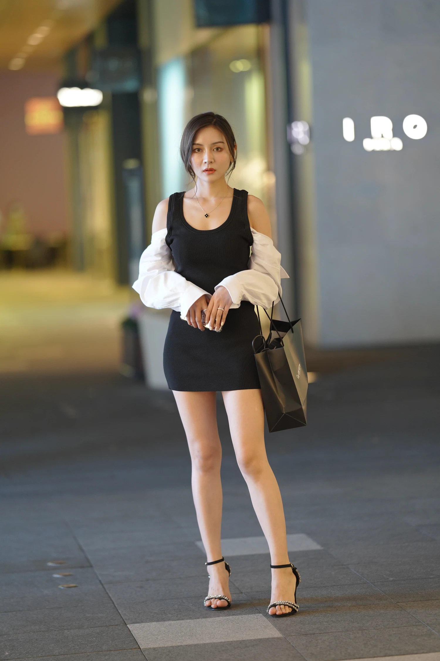 街拍漂亮的黑色连体裙美女 (30)