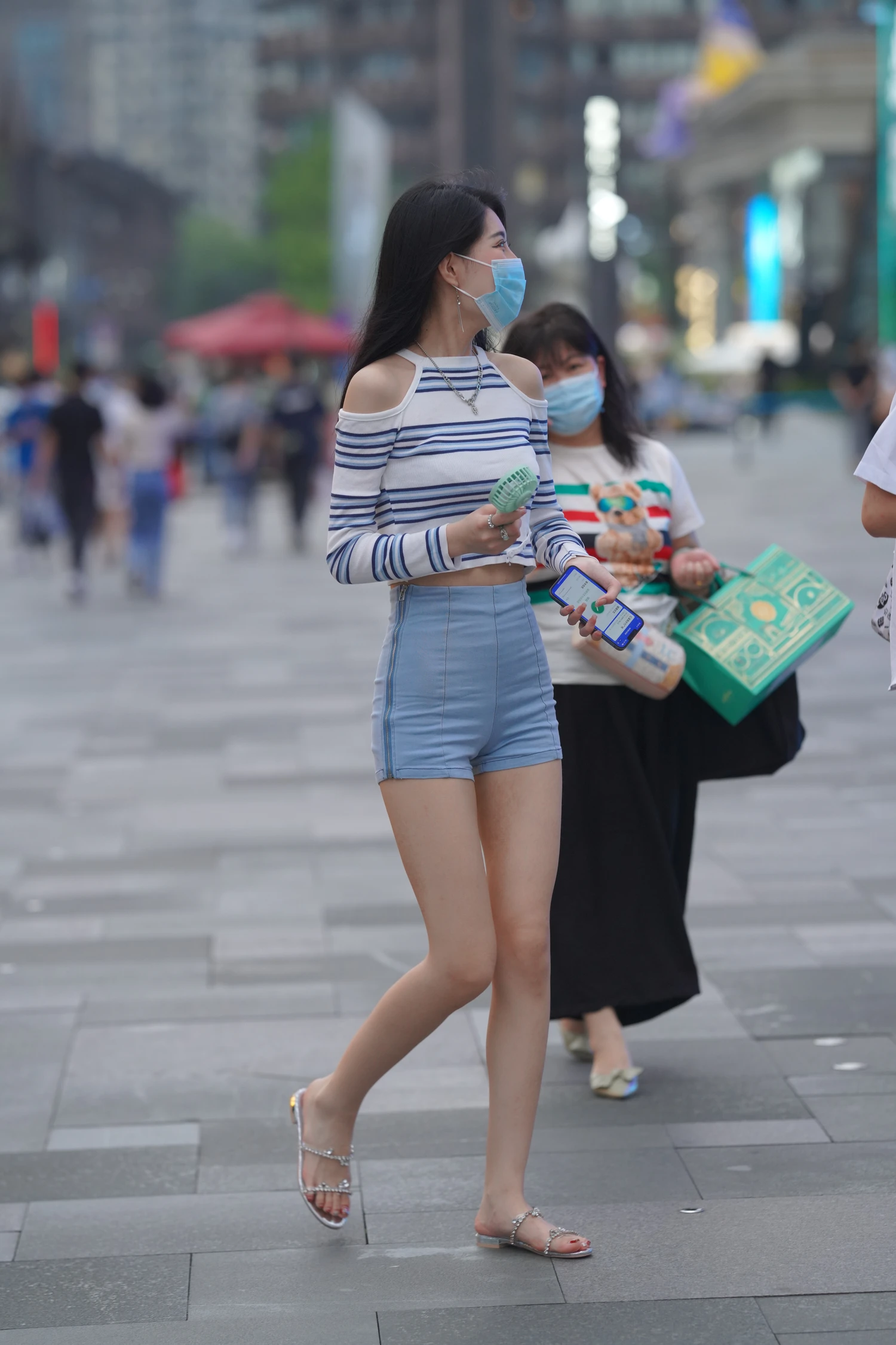 街拍气质热裤长腿小姐姐 (3)