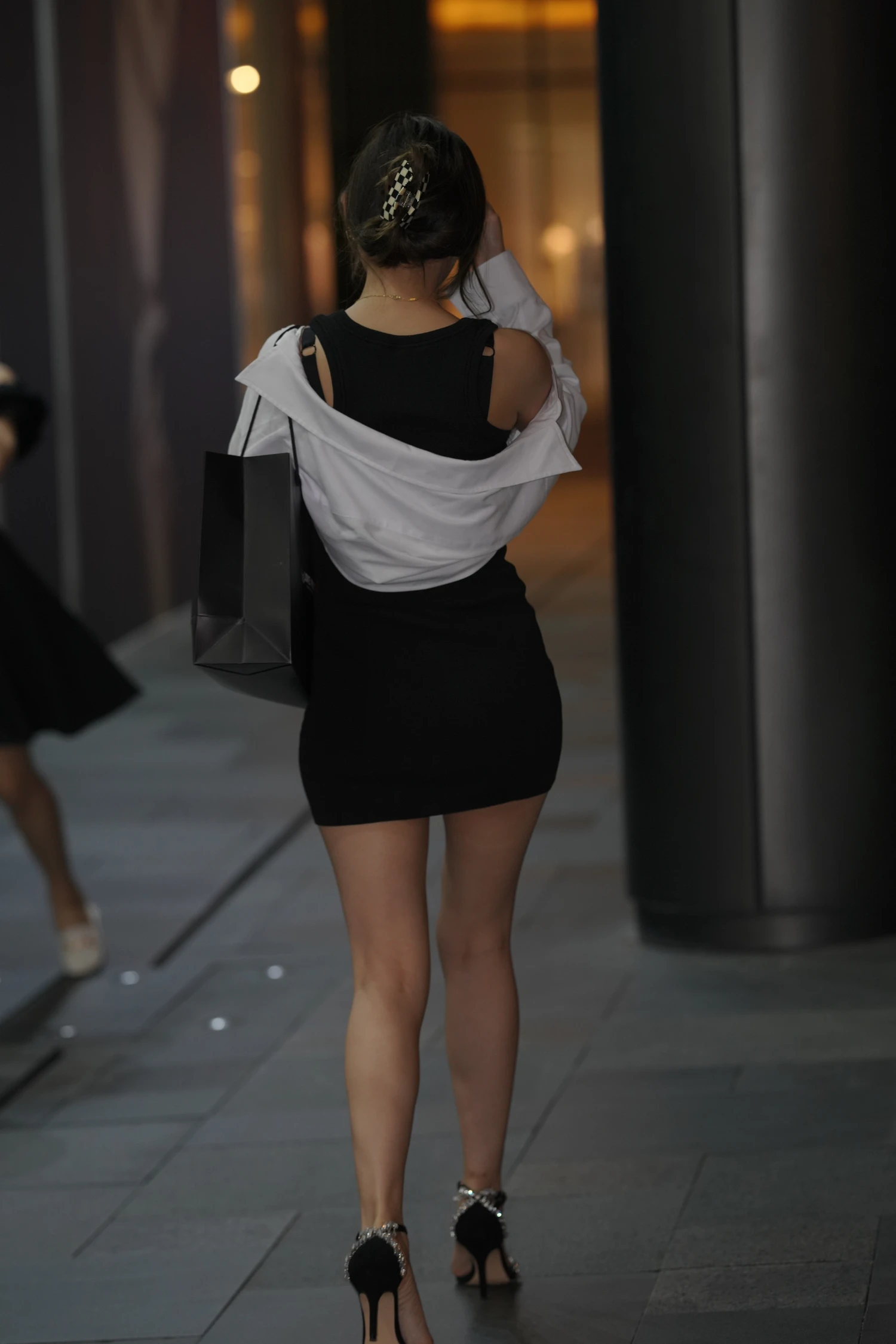 街拍漂亮的黑色连体裙美女 (13)
