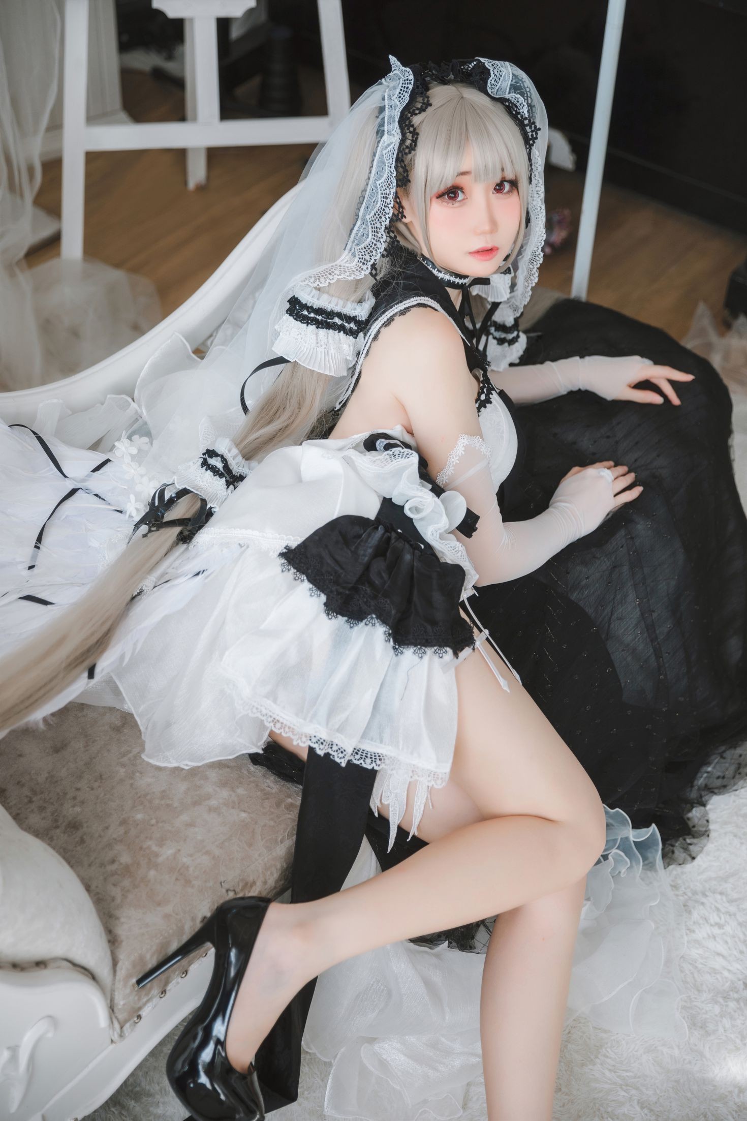 美女动漫博主焖焖碳性感Cosplay写真可畏礼服 (20)