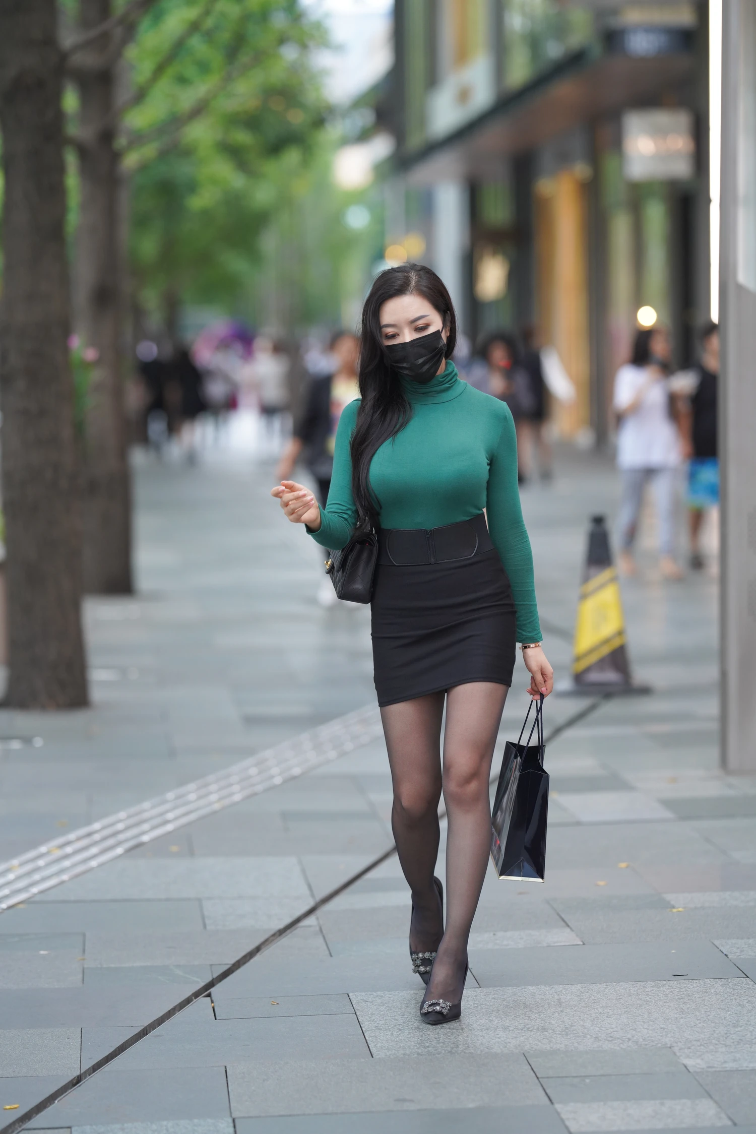 漂亮的黑色包臀裙美女街拍 (11)