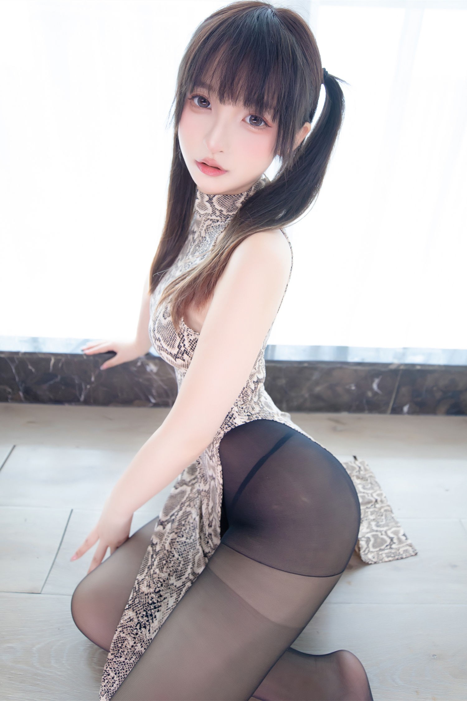 美女动漫博主神楽板真冬性感Cosplay写真蟒纹旗袍 (1)