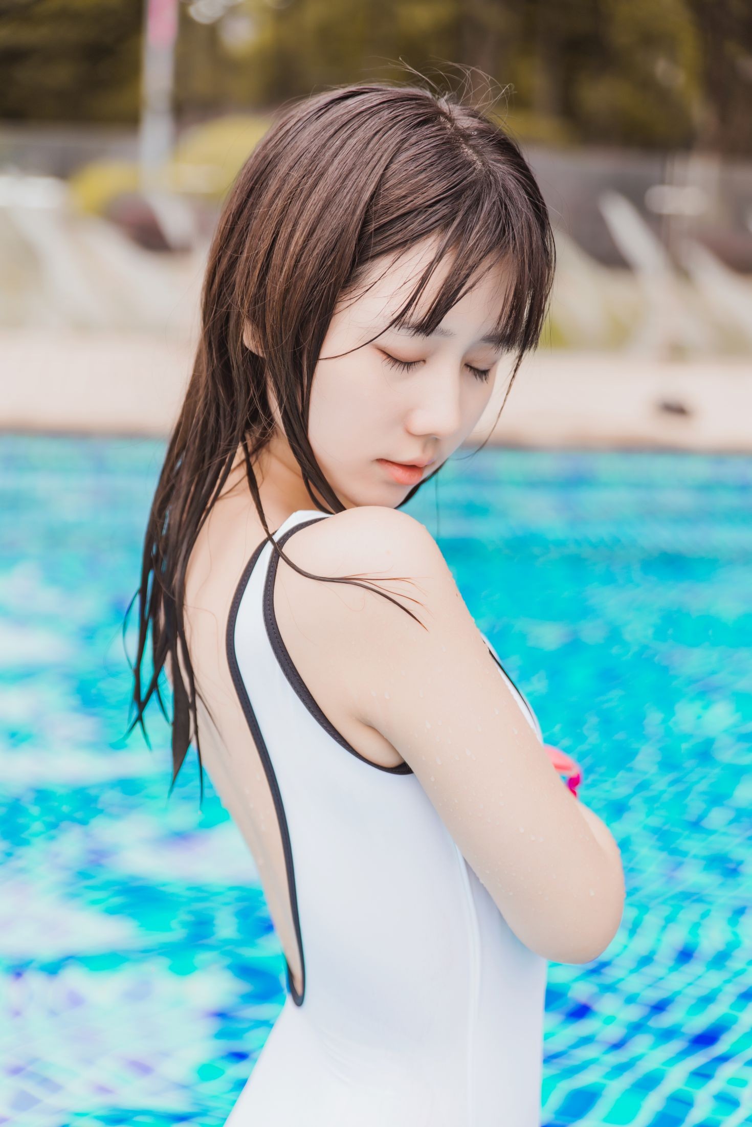 YITUYU艺图语模特唯美写真2022.08.29期纯白泳池 镜酱 (21)